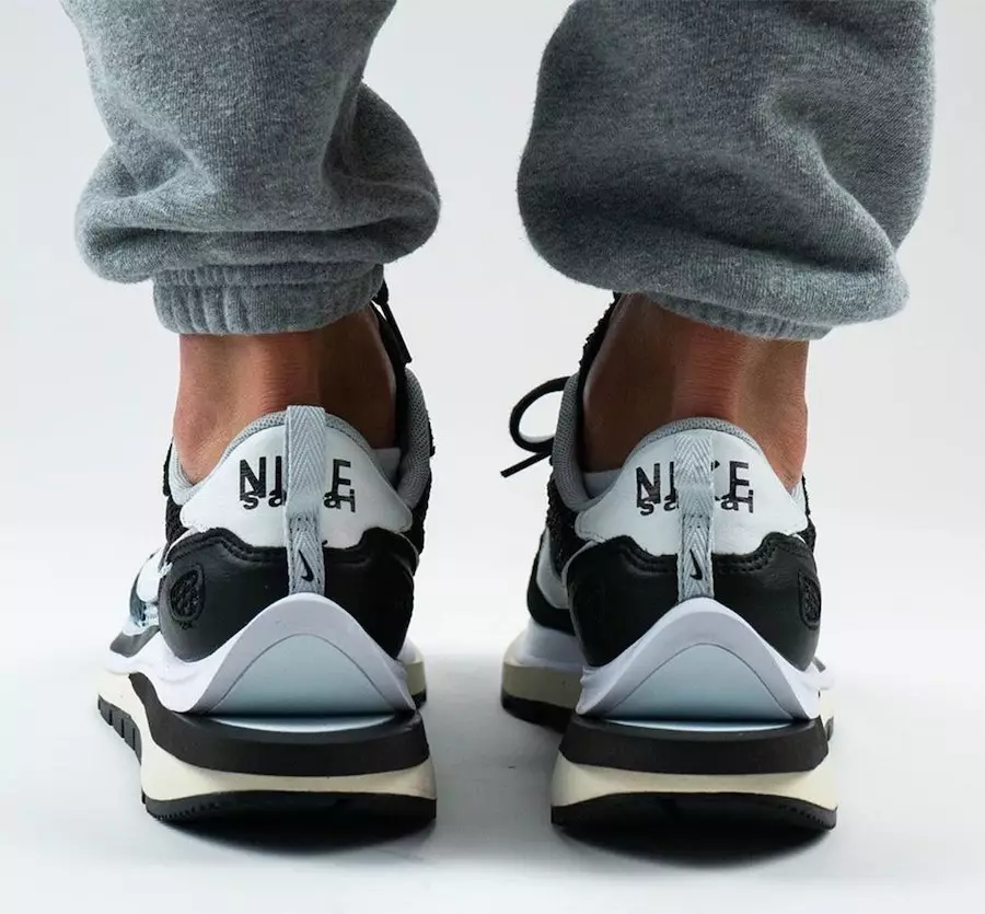sacai Nike VaporWaffle Black White CV1363-001 Data lansării On-Feet
