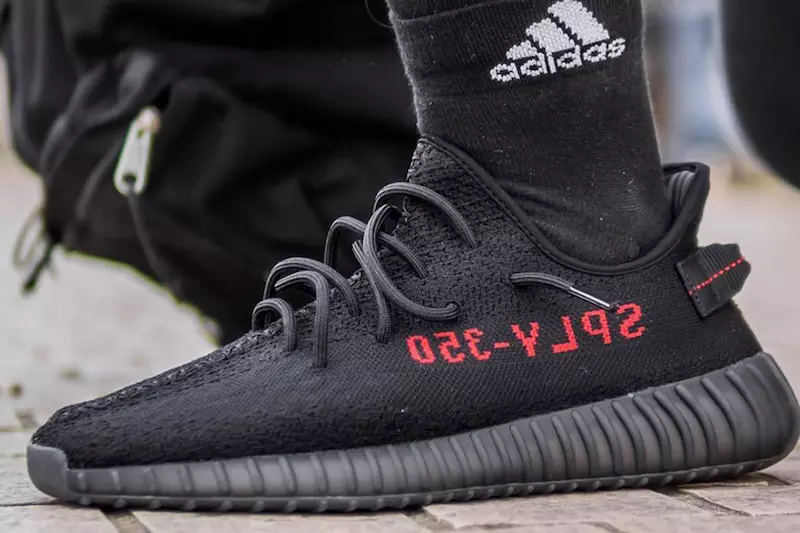 Чорна-чырвоны Yeezy Boost 350 V2 CP9652