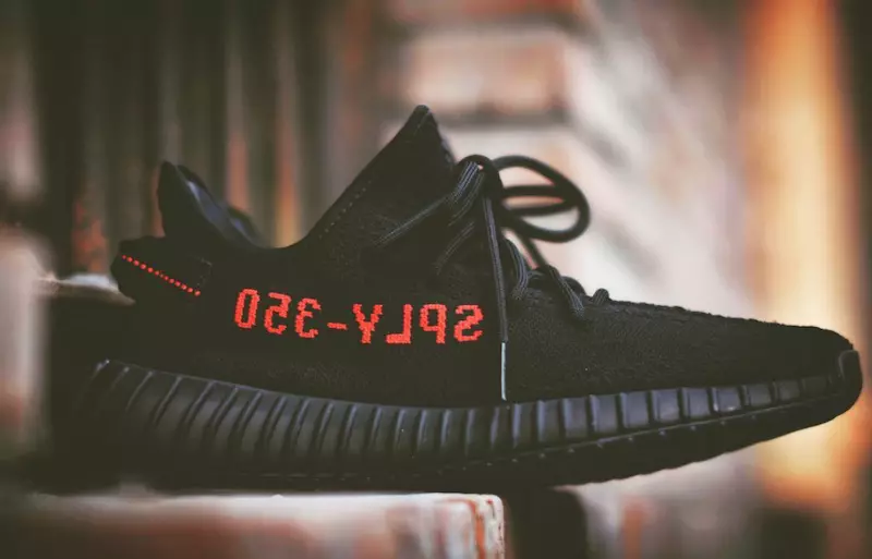 Hitam Merah Yeezy Boost 350 V2 CP9652