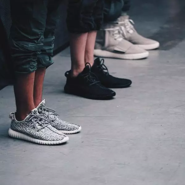 Низкие уровни Yeezy Boost