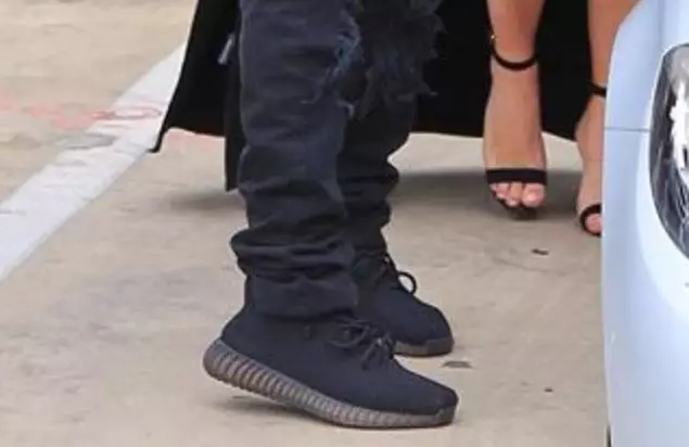 Kanye သည် နောက်ထပ် Brand New Yeezy Boost ဖြင့် ၎င်းကို အနက်ရောင်ဖြင့် တစ်ဖန်ပြန်လည်ရောက်ရှိလာသည်။