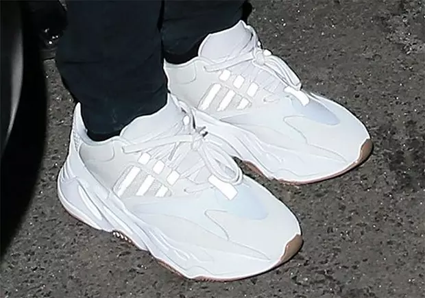 Канье Уэст ақ түсті жаңа YEEZY Runner киеді