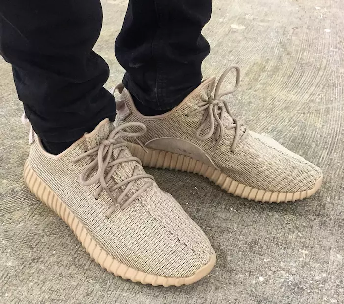 اديداس Yeezy 350 Tan On Foot