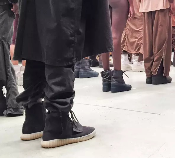 Svartur Yeezy 750 Boost