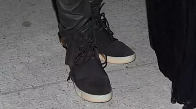 အနက်ရောင် adidas Yeezy 750 Boost Kanye West