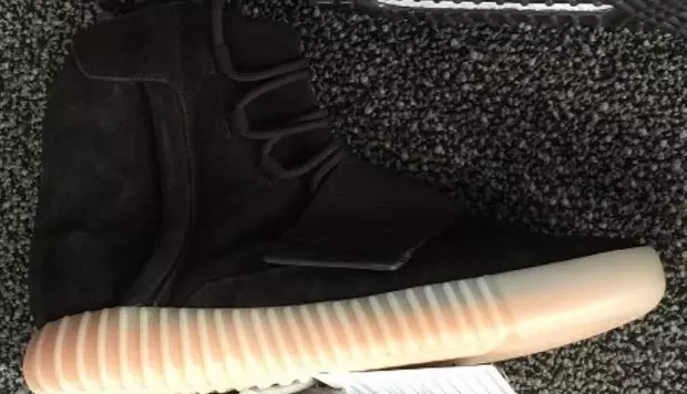 Yeezy 750 Treisiú Dubh