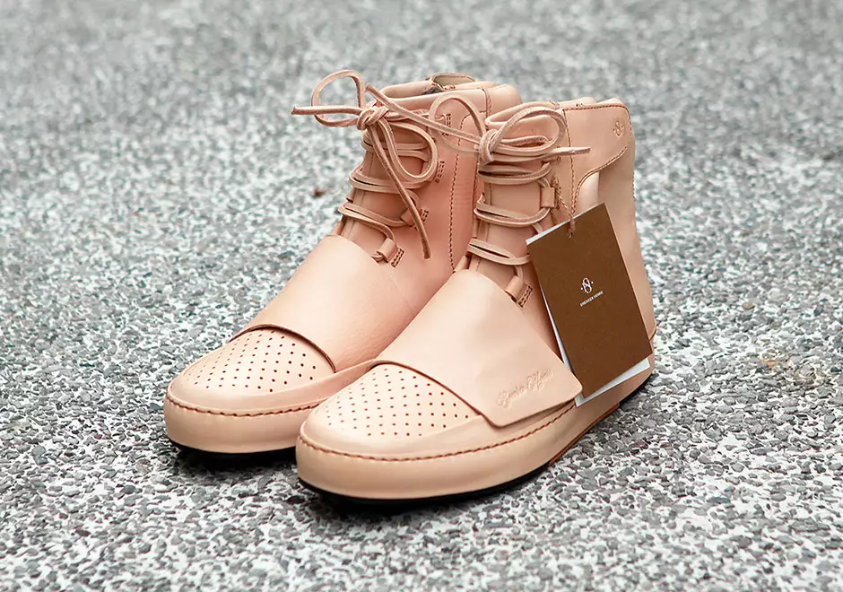 Premium Tan læder dækker denne rekonstruerede Yeezy 750 Boost