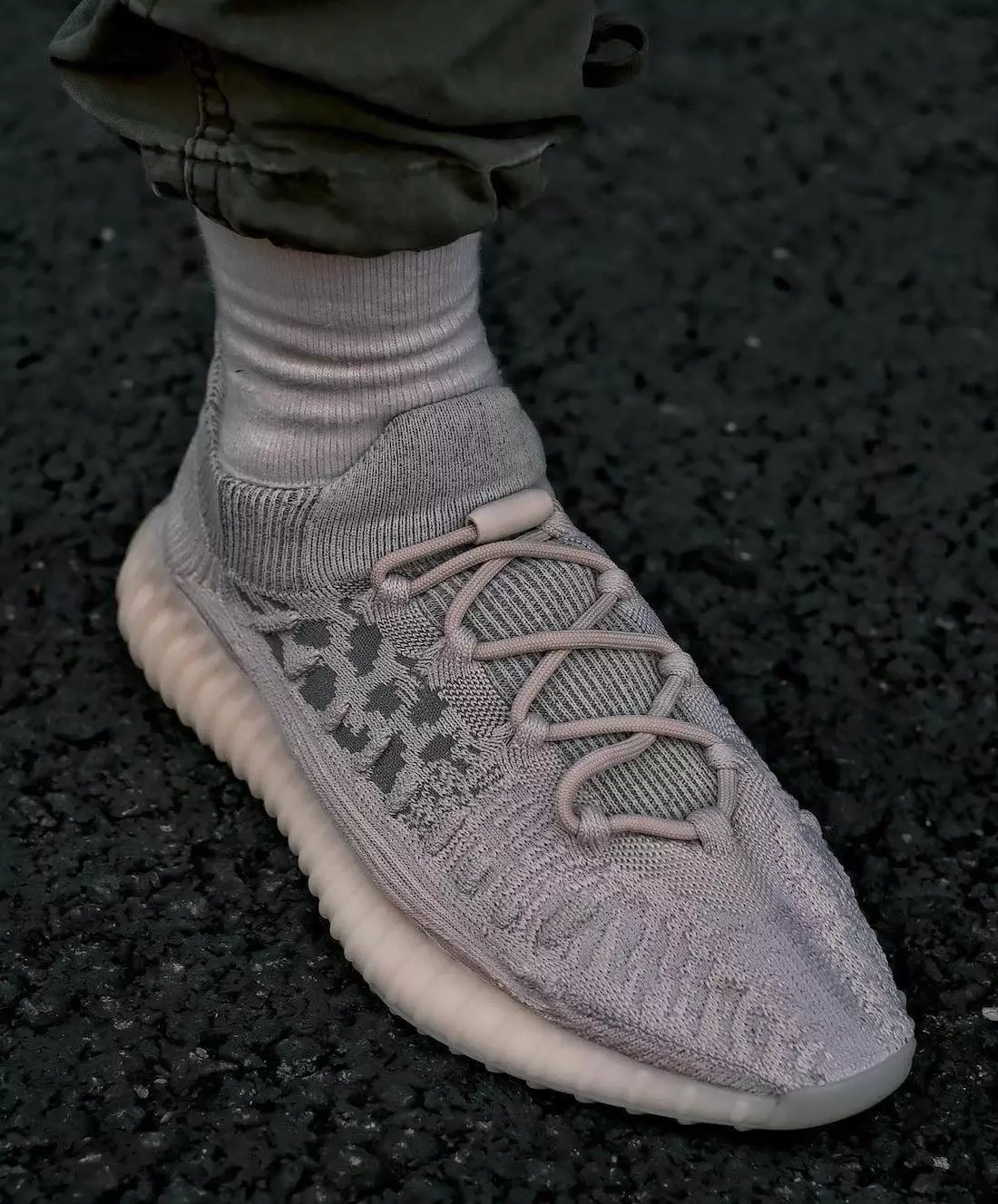 אַדידאַס Yeezy Boost 350 V2 CMPCT שיווערשטיין ביין HO6519 מעלדונג טאָג