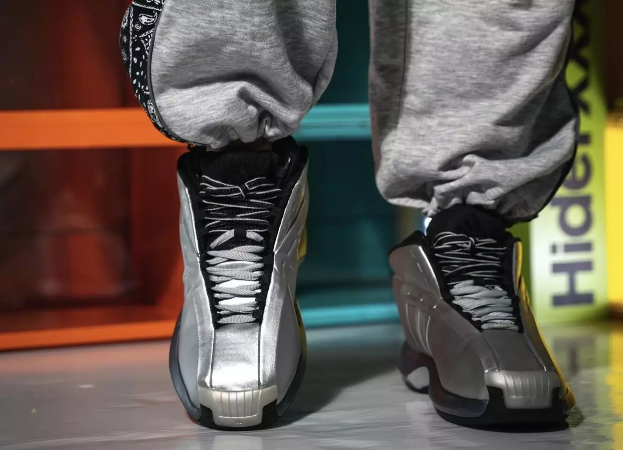 adidas Crazy 1 Metallic Zilver OG 2022 Releasedatum op de voeten