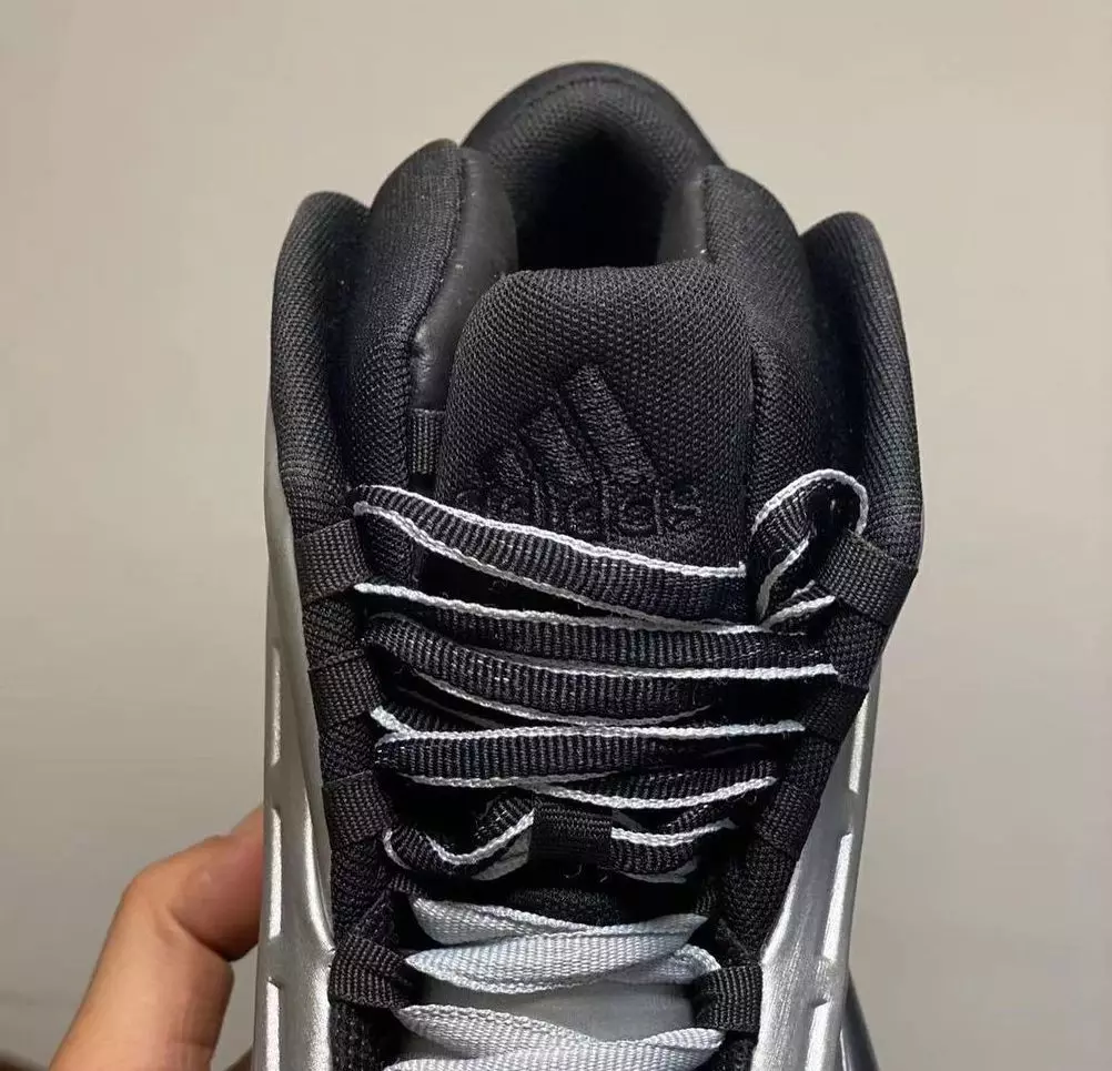 Датум на издавање на Kobe adidas Crazy 1 Metallic Silver 2022 година