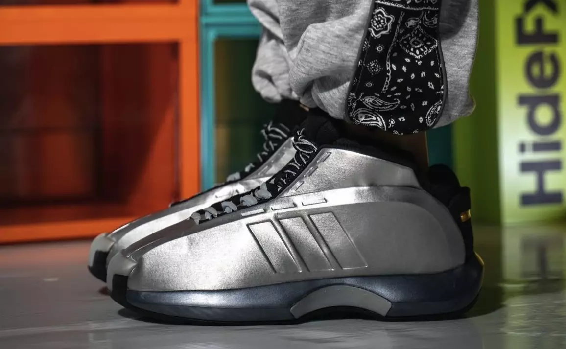 adidas Crazy 1 Metallic Zilver OG 2022 Releasedatum op de voeten