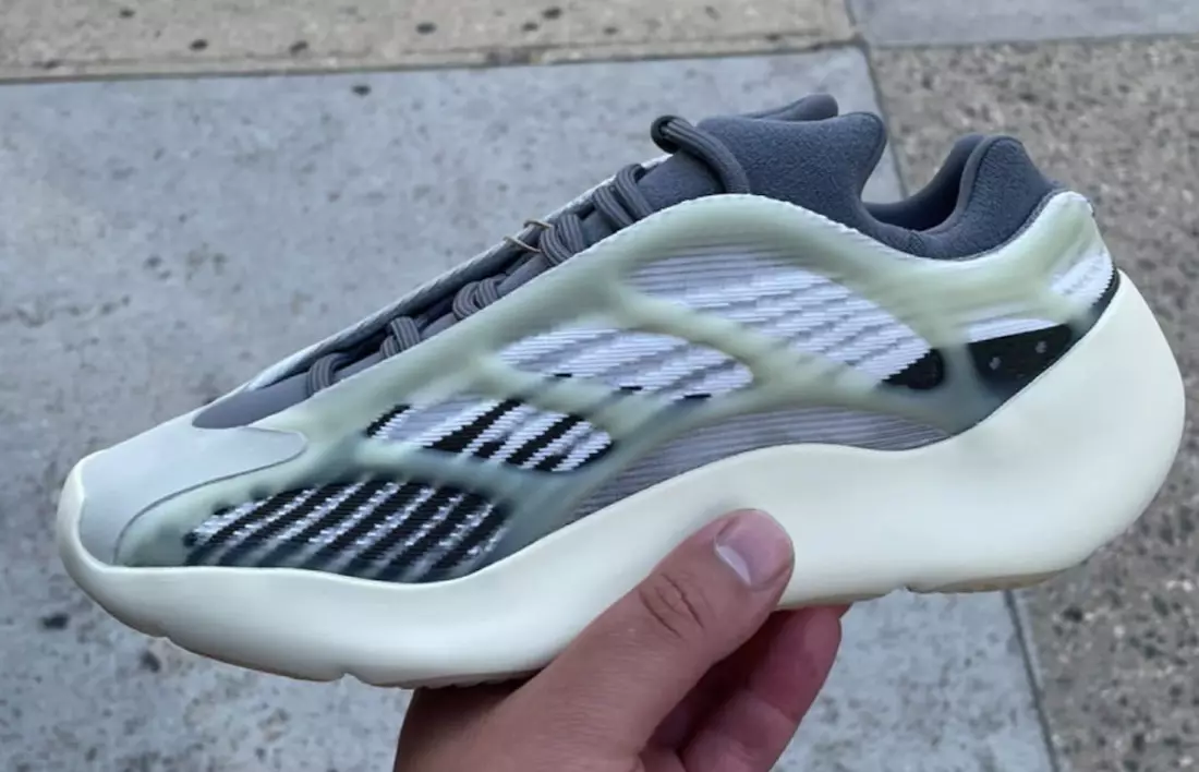 אַדידאַס Yeezy 700 V3 Fade Salt ID1674 מעלדונג טאָג