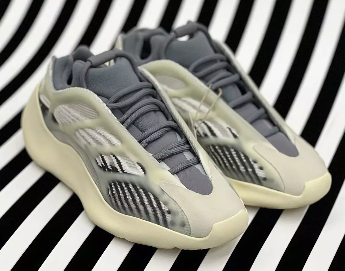 אַדידאַס Yeezy 700 V3 Fade Salt ID1674 מעלדונג טאָג