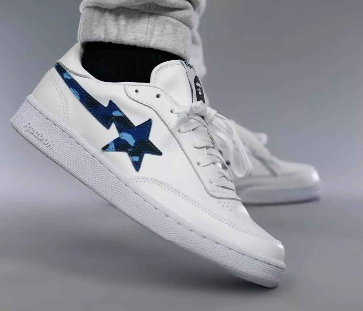 Bape Reebok Club C Bapesta FY3603 Megjelenés dátuma lábon