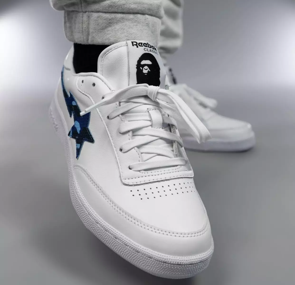 Bape Reebok Club C Bapesta FY3603 Datum vydání na nohou