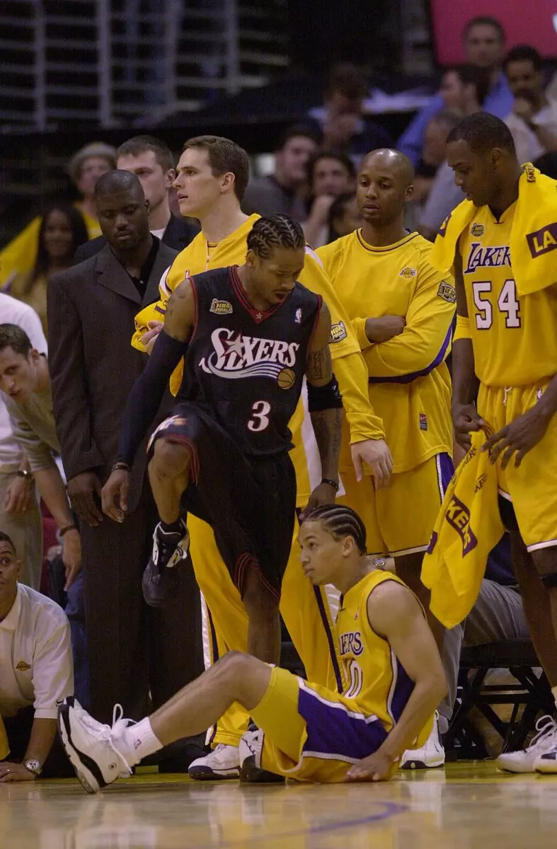 Allen Iverson stapt over Ty Lue NBA-finale