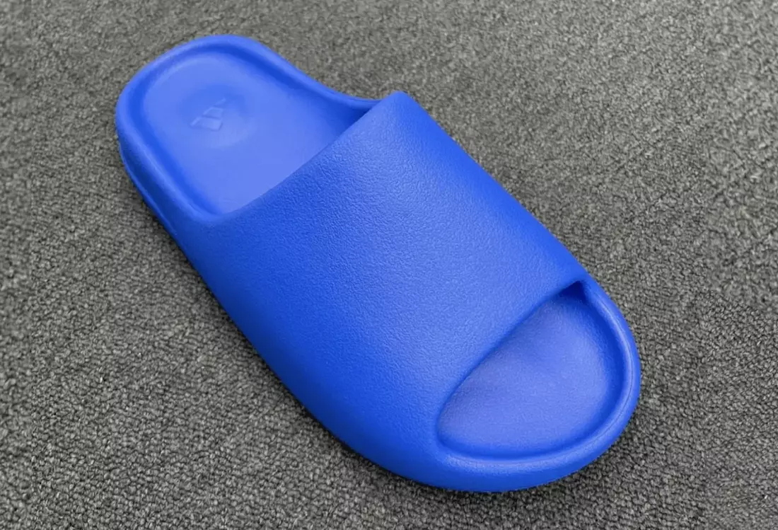 Pirmas žvilgsnis: adidas Yeezy Slide