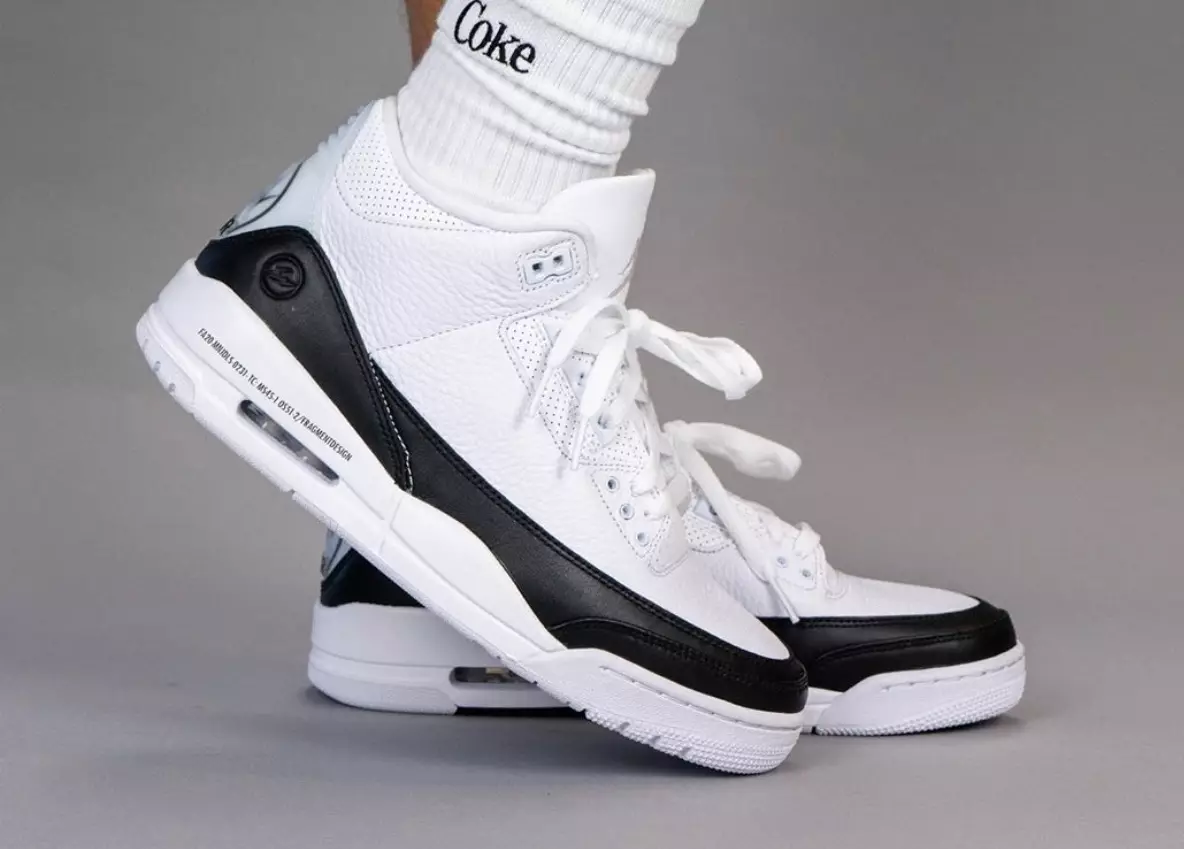 ფრაგმენტი x Air Jordan 3 DA3595-100 გამოშვების თარიღი ფეხით