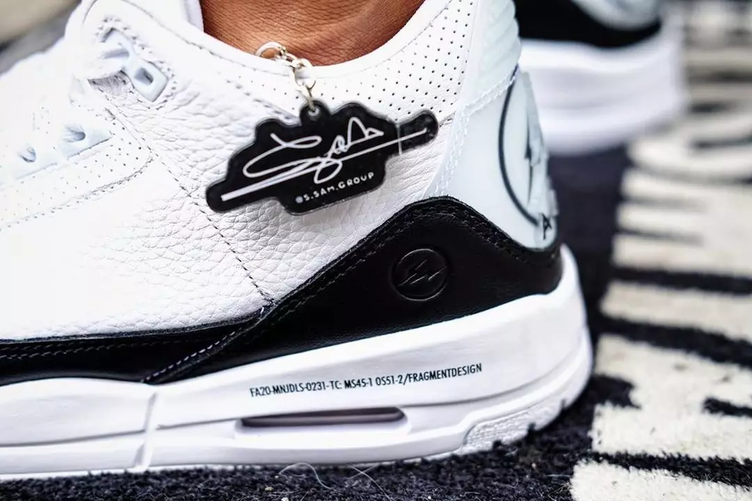 Fragment Air Jordan 3 DA3595-100 Datum izdaje na nogah