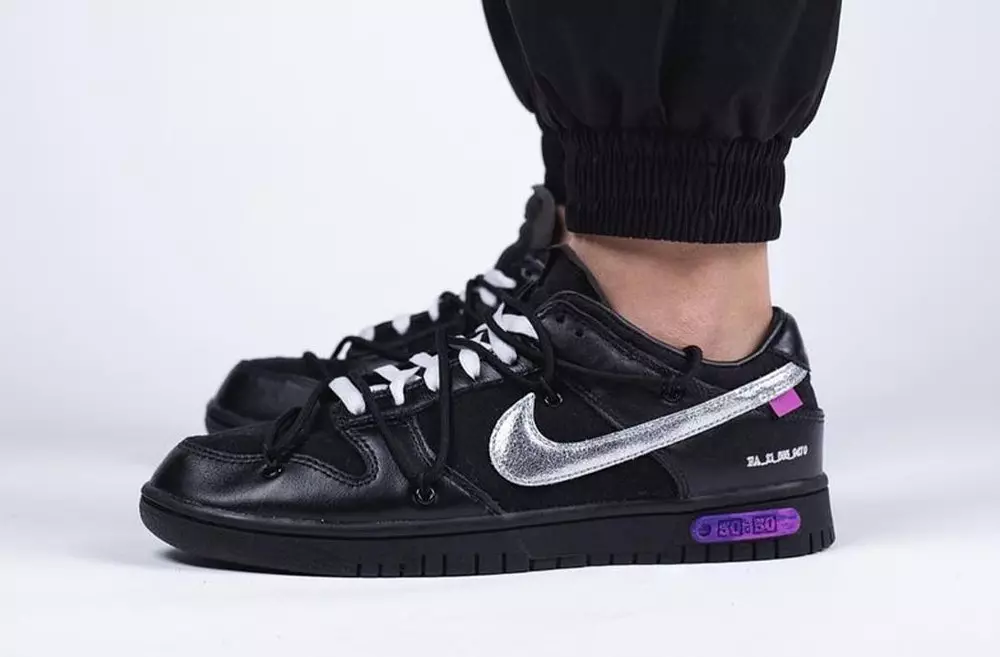 Off-White Nike Dunk 50 daripada 50 Hitam Perak Ungu Pada Kaki