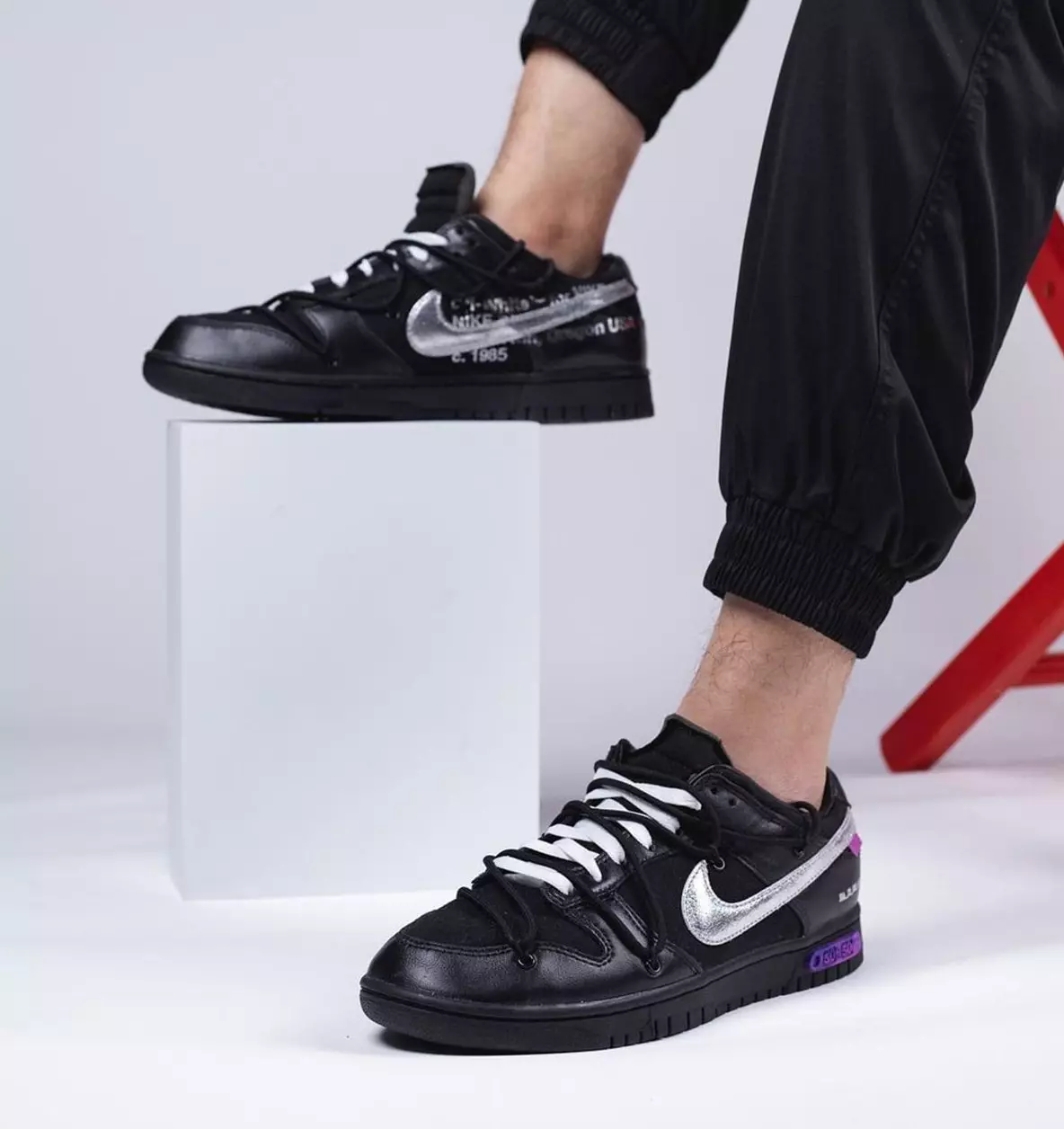 Off-White Nike Dunk 50 di 50 Nero Argento Viola On-Piedi