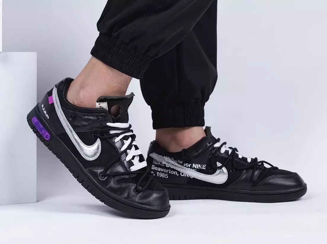 Off-White Nike Dunk 50 av 50 Svart Sølv Lilla På-føtter