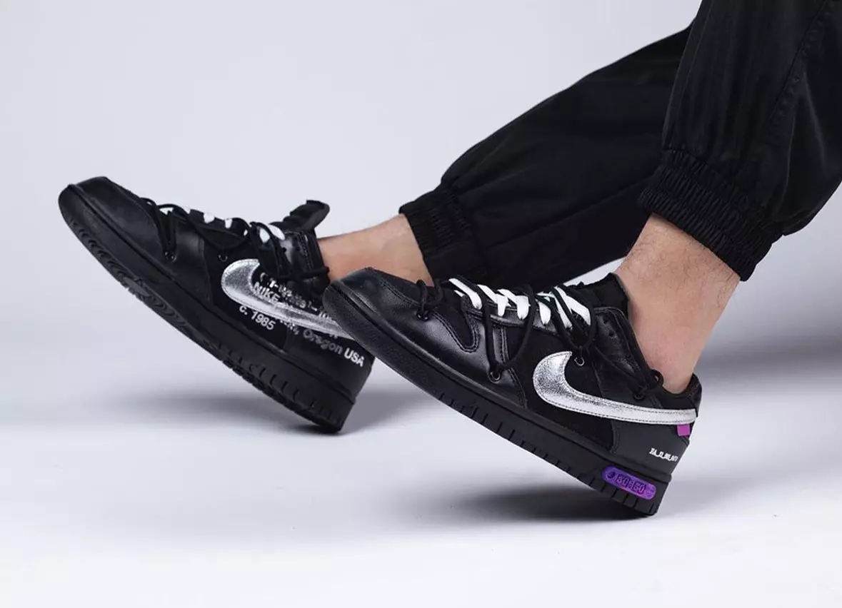 Off-White Nike Dunk 50 daripada 50 Hitam Perak Ungu Pada Kaki