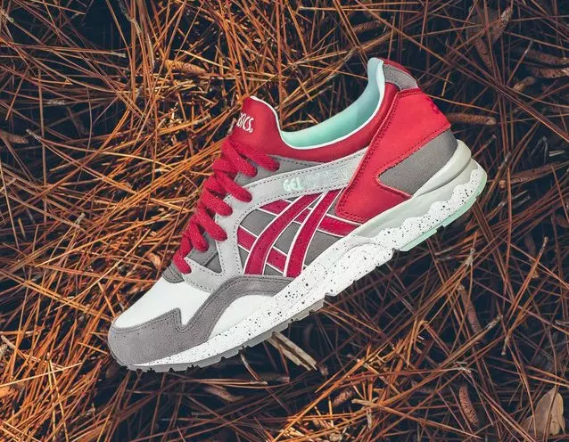 कार्बन और रेड में ASICS Gel Lyte V