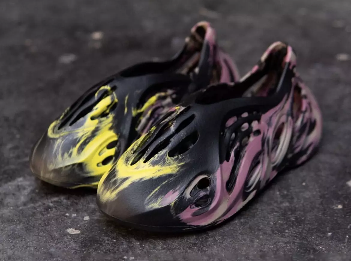 Visão detalhada do adidas Yeezy Foam Runner “MX Carbon”