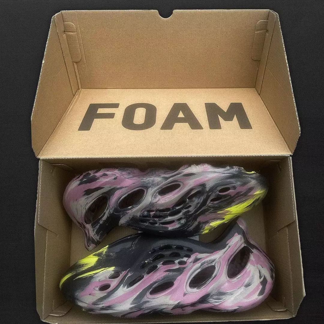 אַדידאַס Yeezy Foam Runner MX קאַרבאָן מעלדונג טאָג