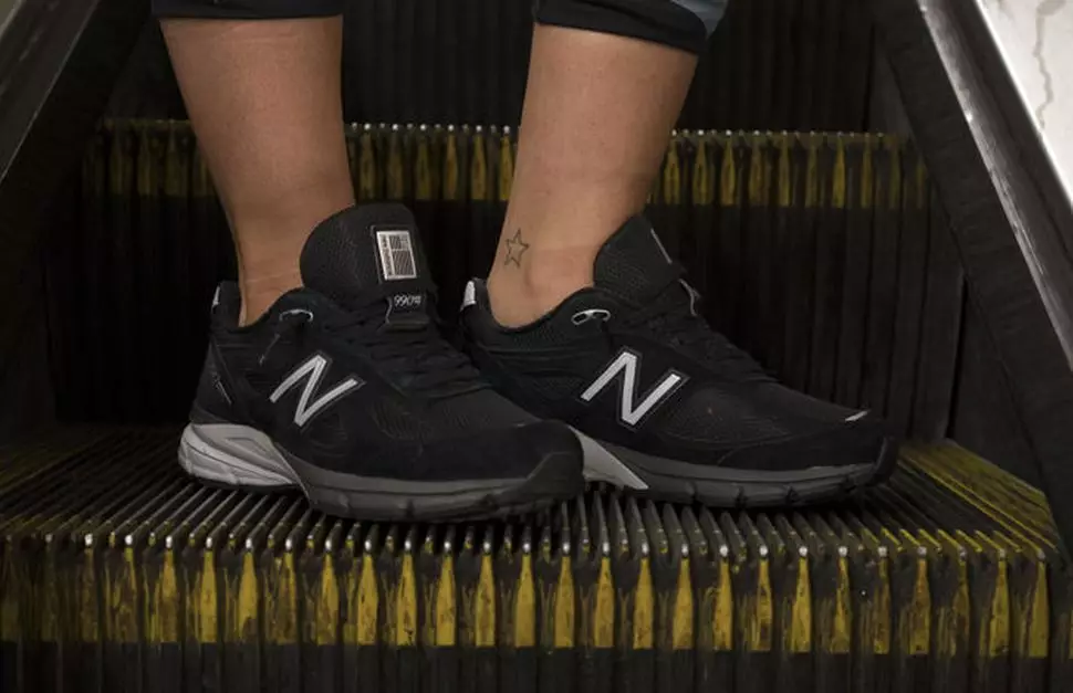 Blackout New Balance 990v4