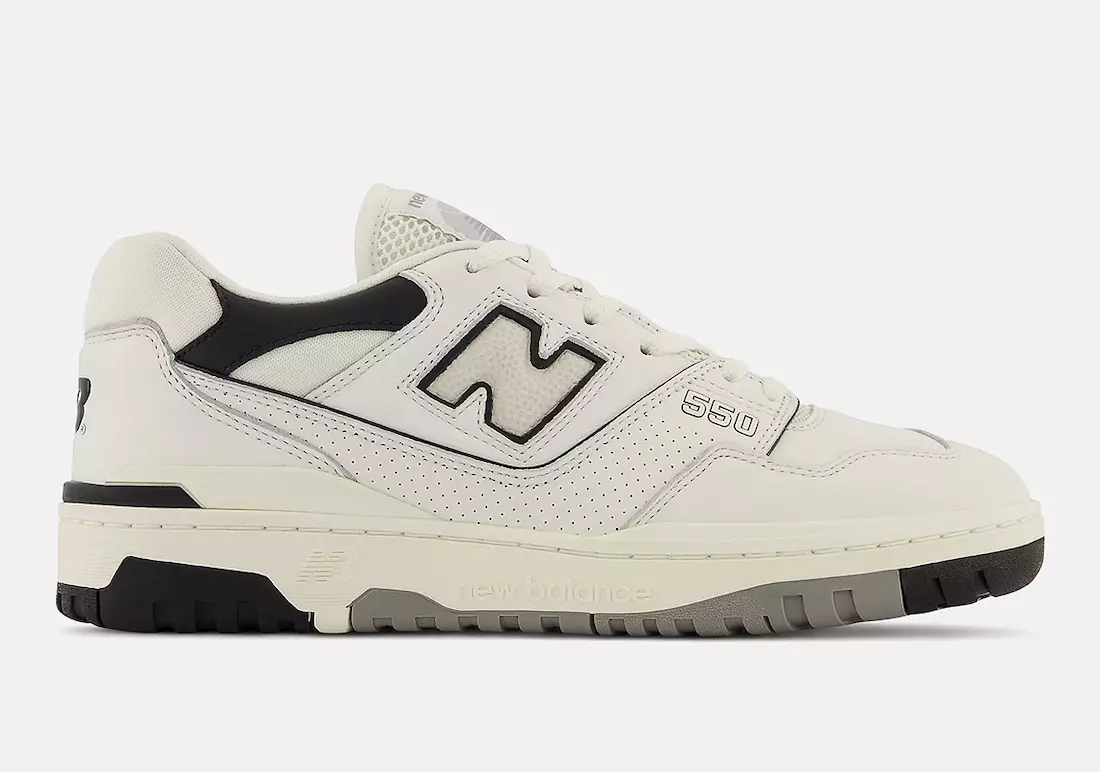 New Balance 550 tiek rādīts krēmkrāsas un melnā krāsā