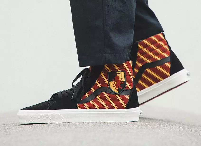 Bagaimana Koleksi Harry Potter x Vans Kelihatan Di Kaki