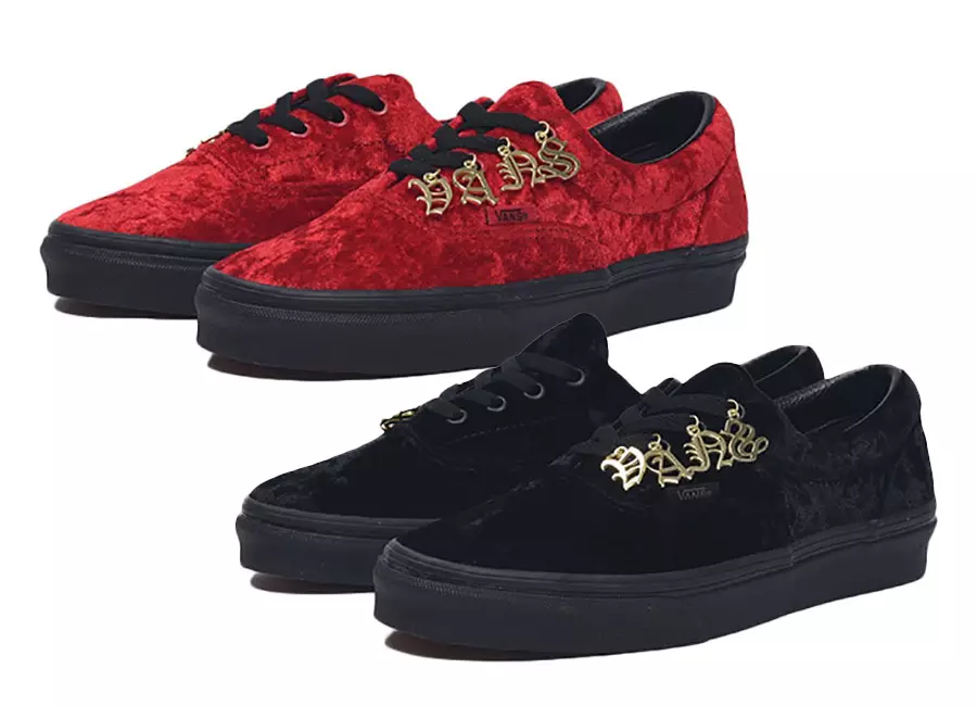 Vans Era izlaiž samta ar zelta Olde angļu kuloniem