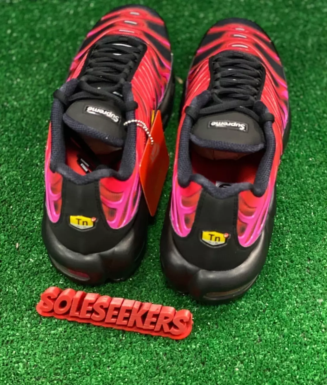 Supreme Nike Air Max Plus TN University Red Varsity Maize DA1472-600 Дата на издаване