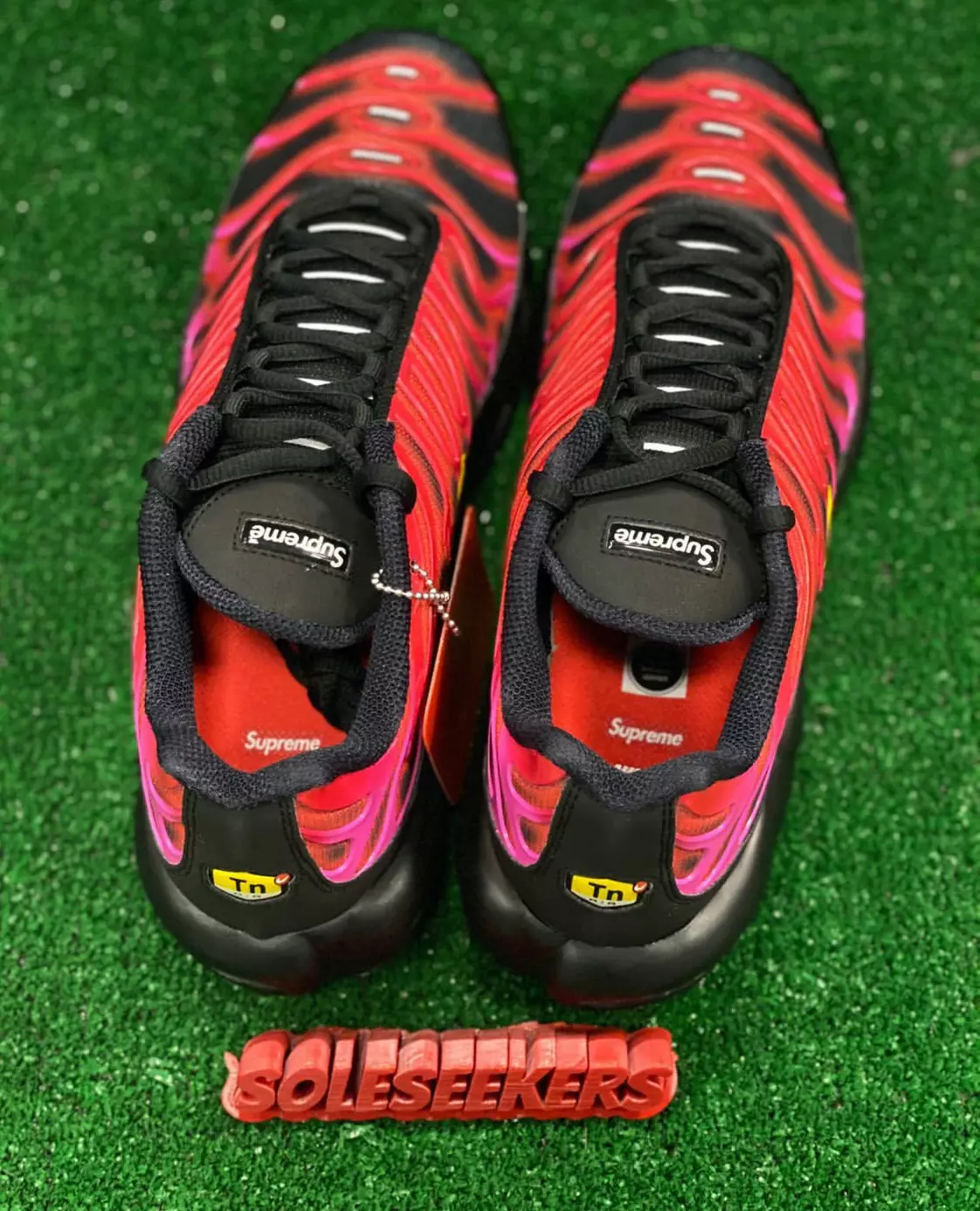 Supreme Nike Air Max Plus TN University Red Varsity Maize DA1472-600 Дата на издаване