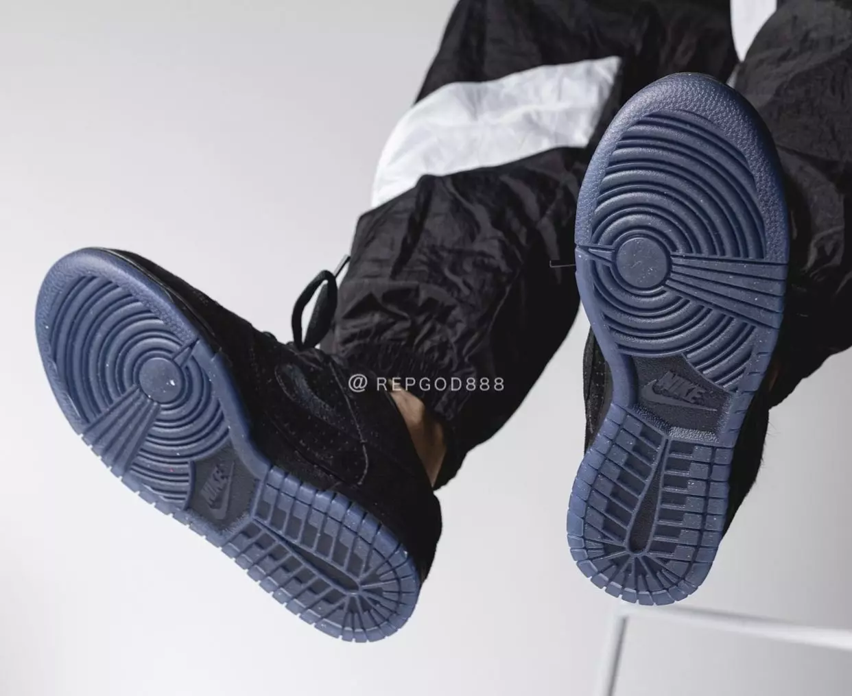 Võitmatu Nike Dunk madal must DO9329-001 väljalaskekuupäev jalgadel
