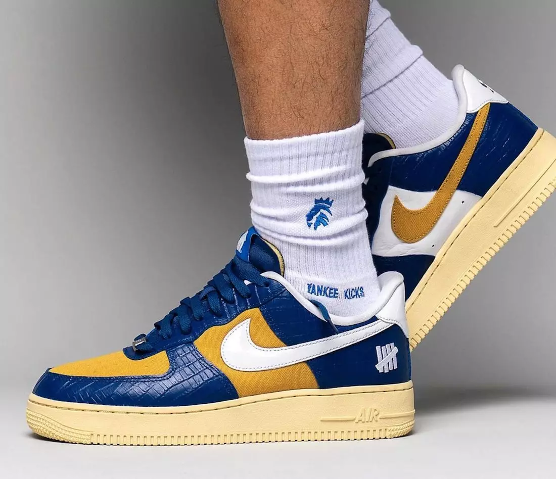 Voittamaton Nike Air Force 1 Low Blue DM8462-400 Julkaisupäivä jaloissa