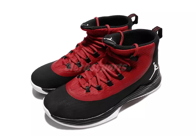 Jordan Ultra Fly 2 em preto e vermelho ginásio