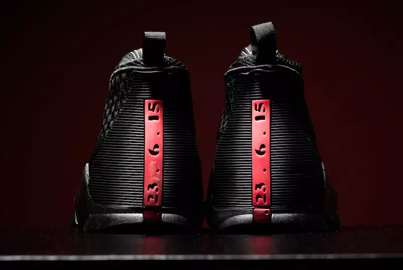 Air Jordan 15 OG Stealth взлетают в воздух