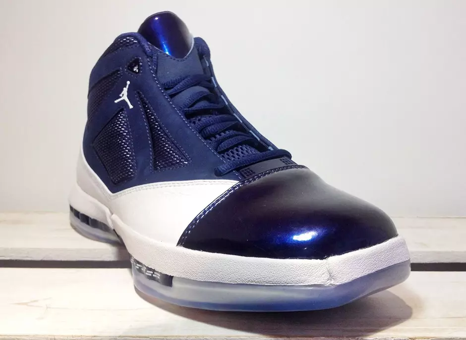 Air Jordan 16 Retro White Navy tháng 11 năm 2016