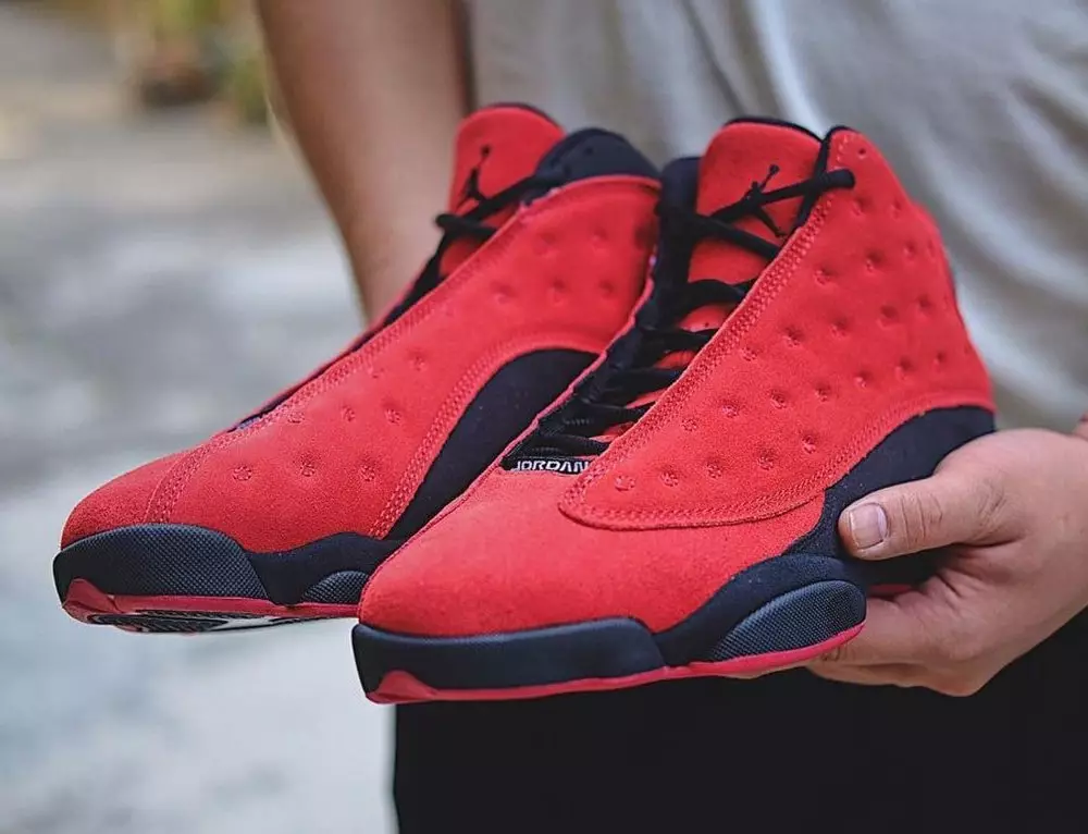 Zblízka se vzduchem Jordan 13